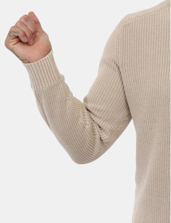 Maglione Goha Beige - Maglione collo alto in total beige con trama intrecciata. La vestibilità è regolare. Il maglione è ada