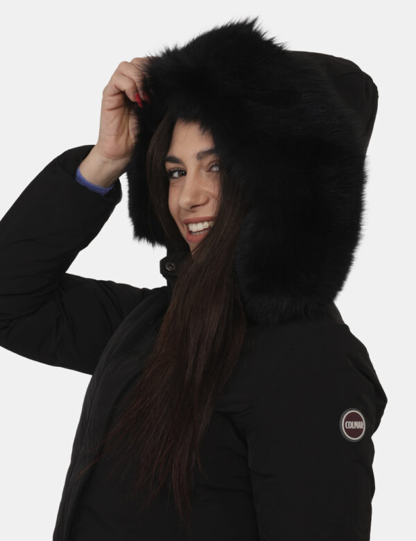 Piumino Colmar Nero - Piumino lungo con cappuccio evidenziato in fake fur in total nero. L'interno è composto anche da vera