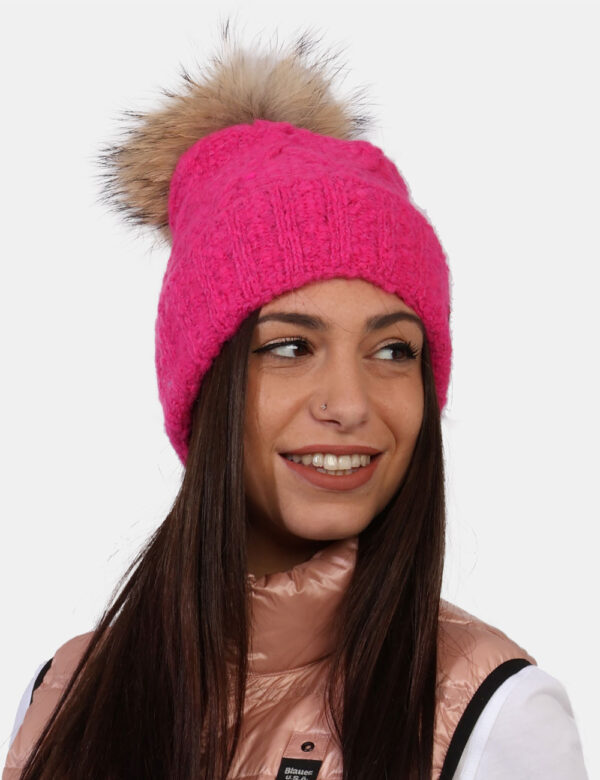 Cappello Blauer Fucsia - Cappello modello berretto in total fucsia con risvoltino e pom pom beige applicato. La vestibilità