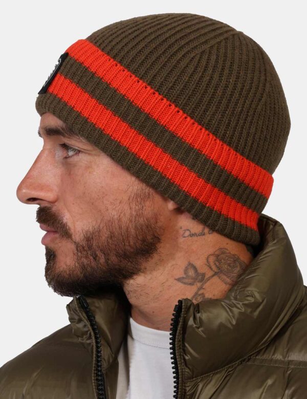 Cappello Blauer Verde - Cappello modello berretto in fantasia rigata arancione e verde con risvoltino e patch nero logo bran