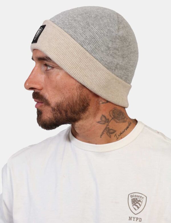 Cappello Blauer Grigio - Piumino con cappuccio in total azzurro pastello con tasche a taglio trasversale. La vestibilità è m