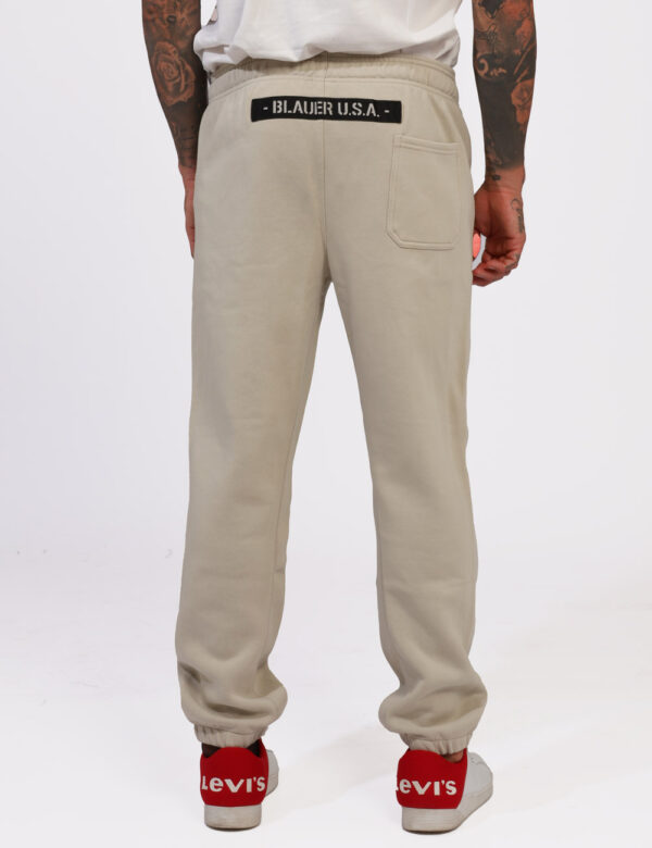 Pantaloni Blauer Beige - Pantaloni tuta in total beige con tasche a taglio trasversale. La vestibilità è morbida e regolabil