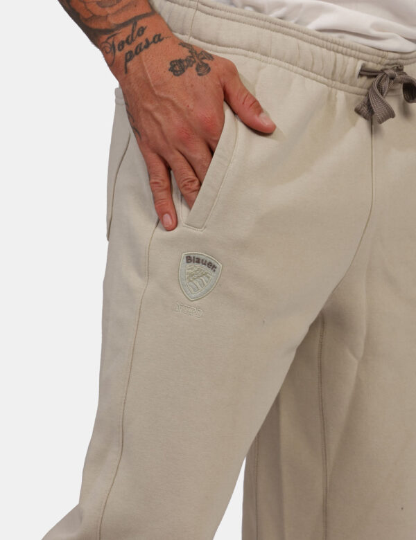 Pantaloni Blauer Beige - Pantaloni tuta in total beige con tasche a taglio trasversale. La vestibilità è morbida e regolabil