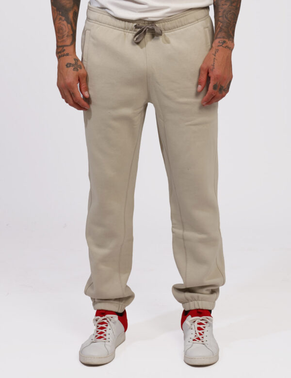 Pantaloni Blauer Beige - Pantaloni tuta in total beige con tasche a taglio trasversale. La vestibilità è morbida e regolabil