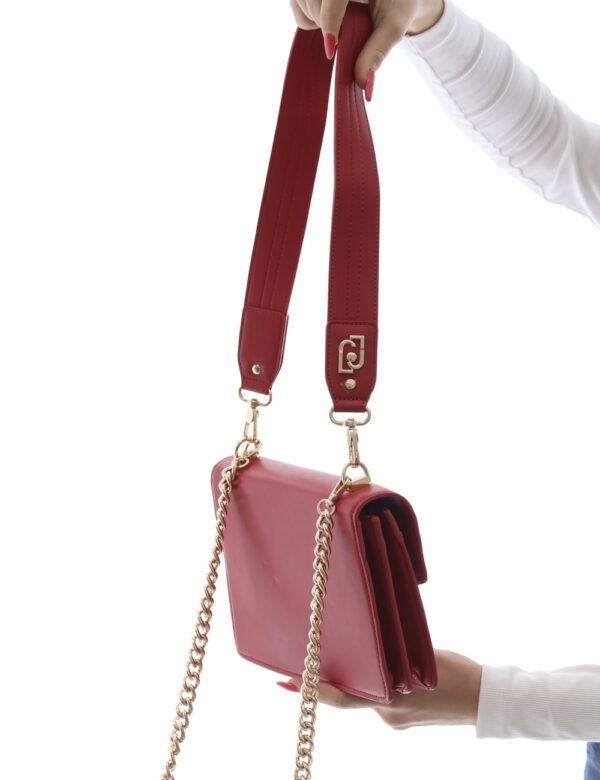 Borsa Liu-Jo Rosso - Pochette piatta in total rosso con logo brand dorato e gancino. Presente doppio scompartimento di cui u