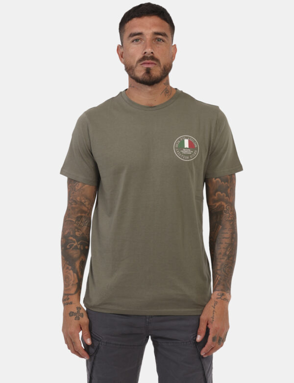 T-shirt Aeronautica Italiana Verde - T-shirt classica in total verde militare con piccolo logo stampato ad altezza cuore. La