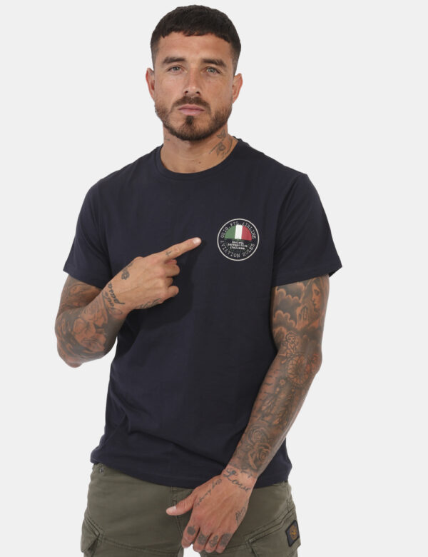 T-shirt Aeronautica Italiana Blu - T-shirt classica in total blu navy con piccolo logo stampato ad altezza cuore. La vestibi