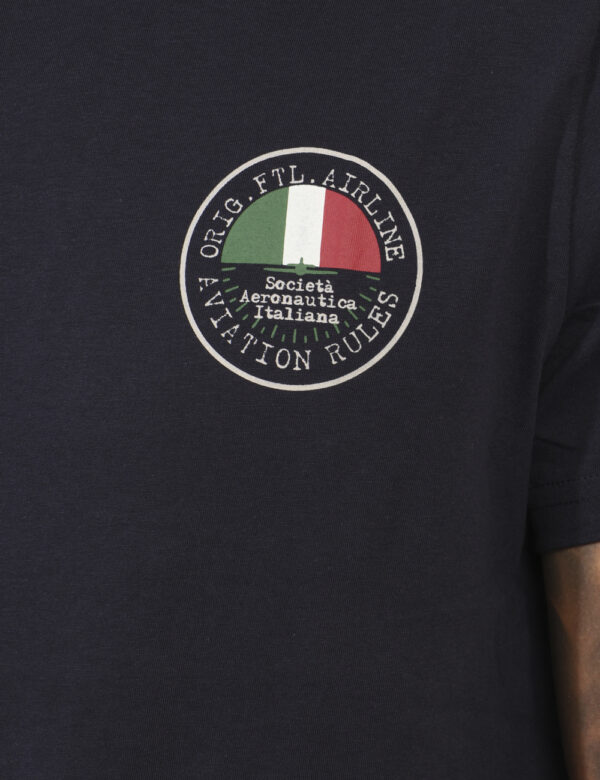 T-shirt Aeronautica Italiana Blu - T-shirt classica in total blu navy con piccolo logo stampato ad altezza cuore. La vestibi