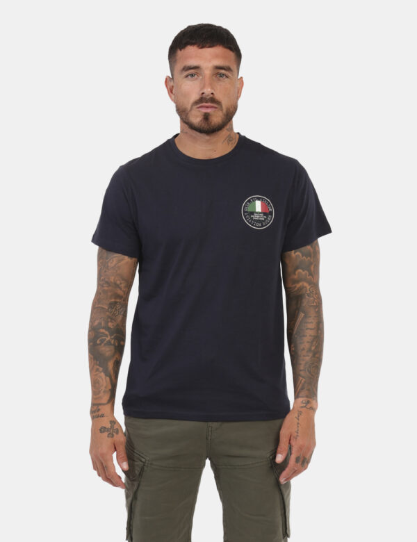 T-shirt Aeronautica Italiana Blu - T-shirt classica in total blu navy con piccolo logo stampato ad altezza cuore. La vestibi