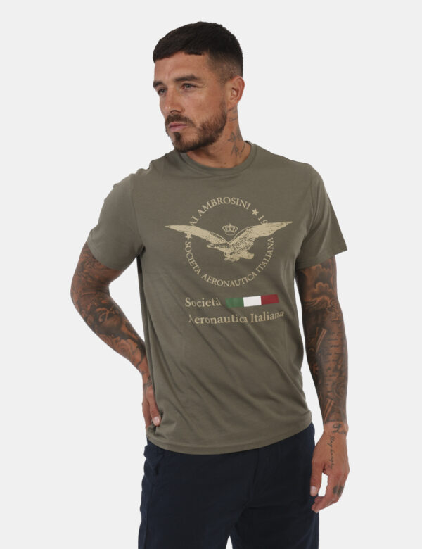 T-shirt Aeronautica Italiana Verde - T-shirt classica in total verde militare con logo brand centrale. La vestibilità è morb