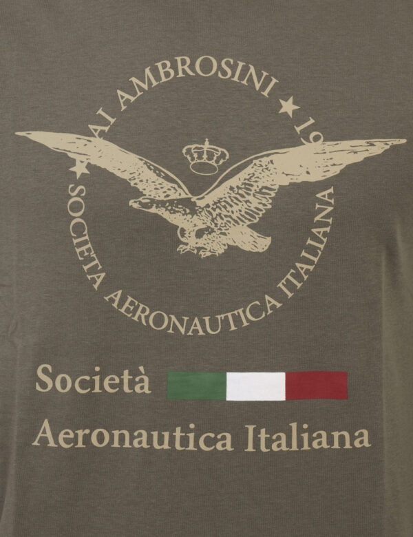 T-shirt Aeronautica Italiana Verde - T-shirt classica in total verde militare con logo brand centrale. La vestibilità è morb