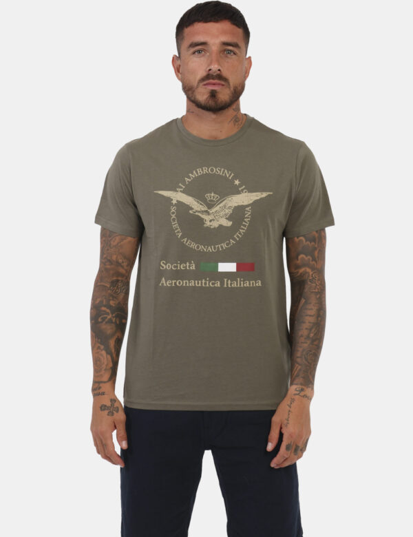 T-shirt Aeronautica Italiana Verde - T-shirt classica in total verde militare con logo brand centrale. La vestibilità è morb