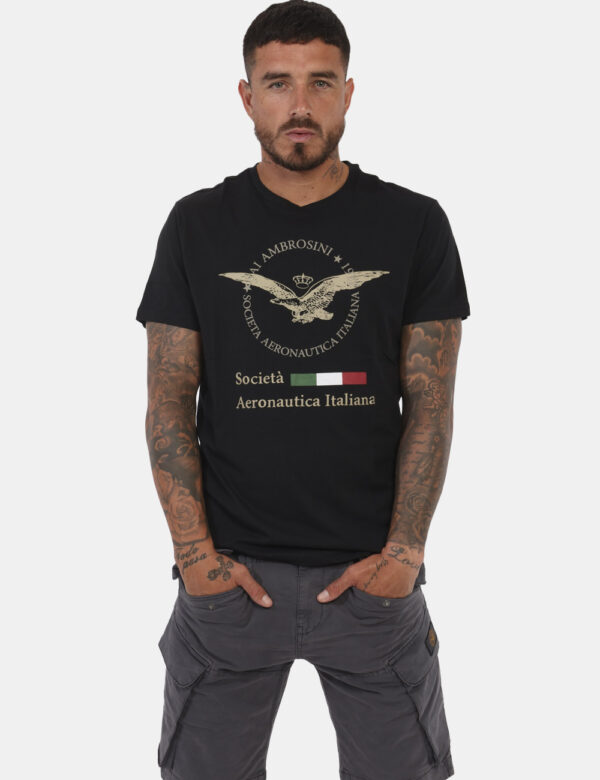 T-shirt Aeronautica Italiana Nero - T-shirt classica in total nero con logo brand centrale. La vestibilità è morbida e regol