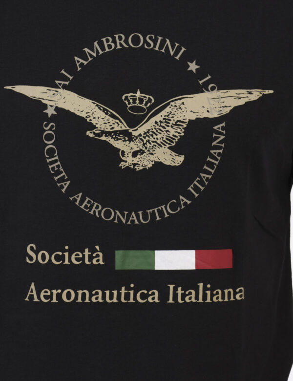 T-shirt Aeronautica Italiana Nero - T-shirt classica in total nero con logo brand centrale. La vestibilità è morbida e regol