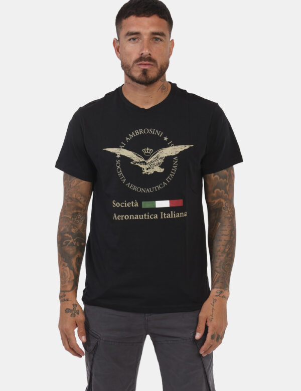 T-shirt Aeronautica Italiana Nero - T-shirt classica in total nero con logo brand centrale. La vestibilità è morbida e regol