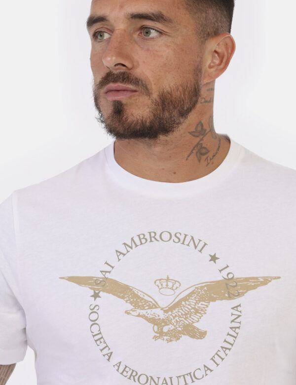 T-shirt Aeronautica Italiana Bianco - T-shirt classica in total bianco con logo brand centrale. La vestibilità è morbida e r