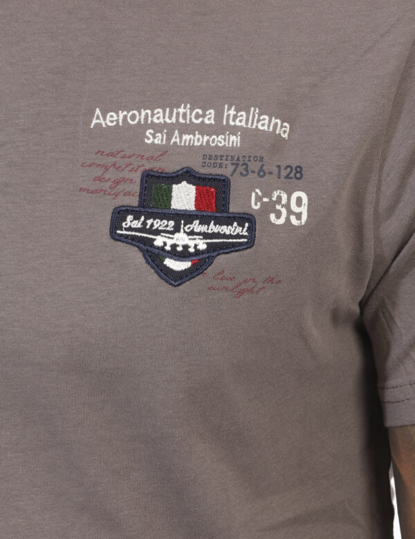 T-shirt Aeronautica Italiana Grigio - T-shirt classica in total grigio piombo con logo stampato ad altezza cuore. La vestibi