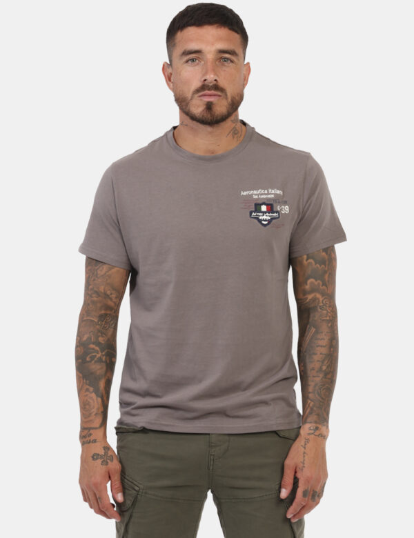 T-shirt Aeronautica Italiana Grigio - T-shirt classica in total grigio piombo con logo stampato ad altezza cuore. La vestibi