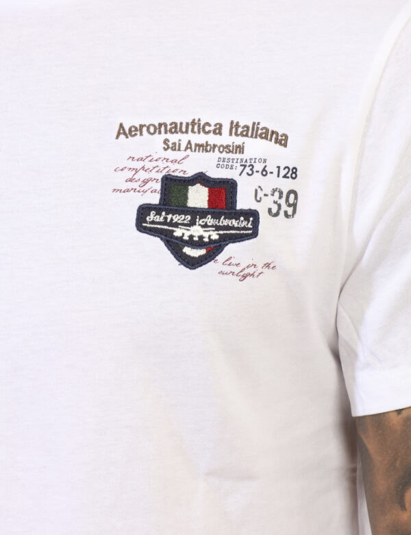 T-shirt Aeronautica Italiana Bianco - T-shirt classica in total bianco con logo stampato ad altezza cuore. La vestibilità è