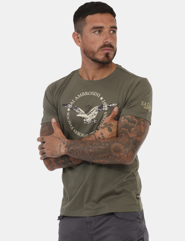 T-shirt Aeronautica Italiana Verde - T-shirt classica in total verde militare con logo brand centrale. La vestibilità è morb