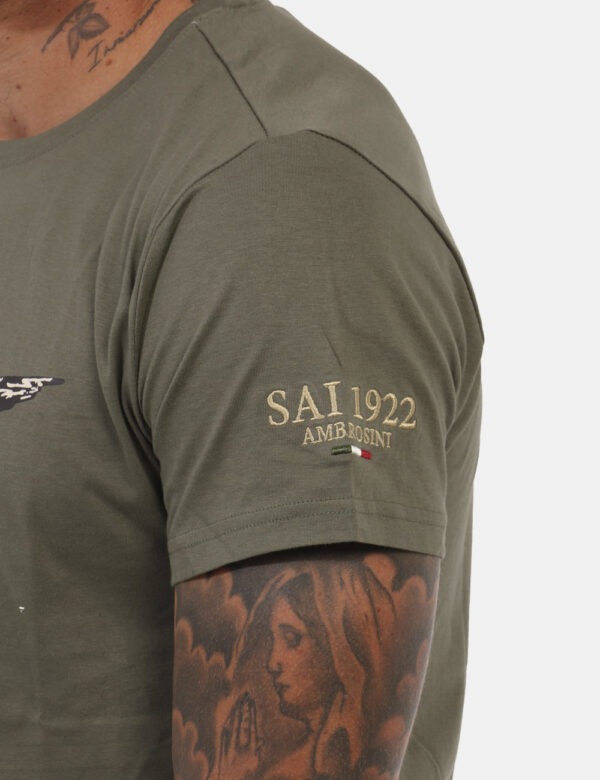 T-shirt Aeronautica Italiana Verde - T-shirt classica in total verde militare con logo brand centrale. La vestibilità è morb