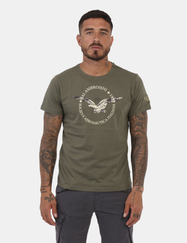 T-shirt Aeronautica Italiana Verde - T-shirt classica in total verde militare con logo brand centrale. La vestibilità è morb