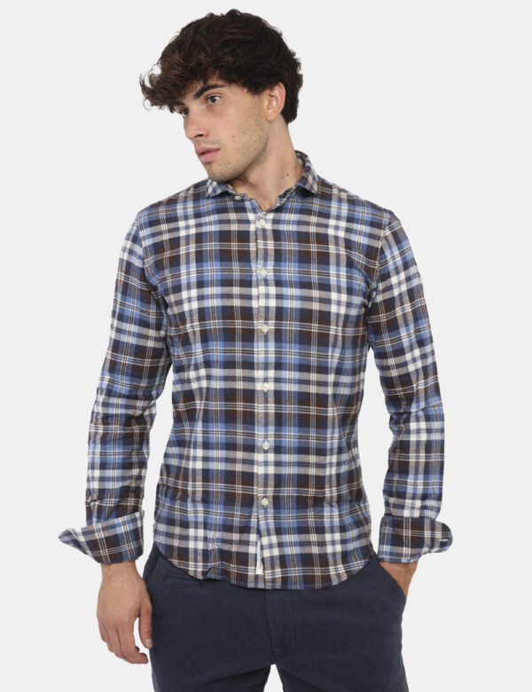 Camicia Yes Zee Blu - Camicia a riquadri in fantasia marrone e blu. La vestibilità è morbida e pratica grazie a bottoni ad a