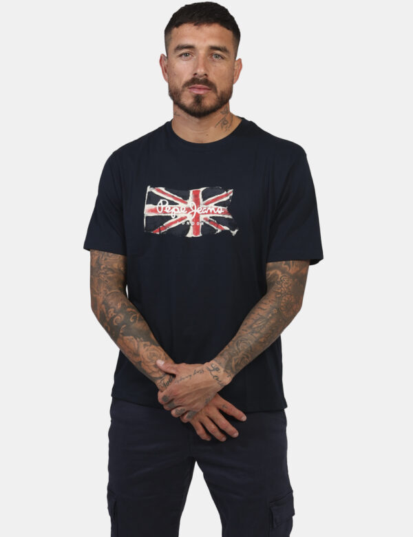 T-shirt Pepe Jeans Blu - T.shirty classica su base blu con logo e iconica Union Jack. La vestibilità è morbida e regolare. L