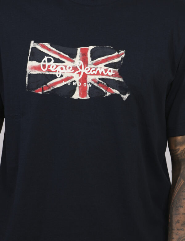 T-shirt Pepe Jeans Blu - T.shirty classica su base blu con logo e iconica Union Jack. La vestibilità è morbida e regolare. L