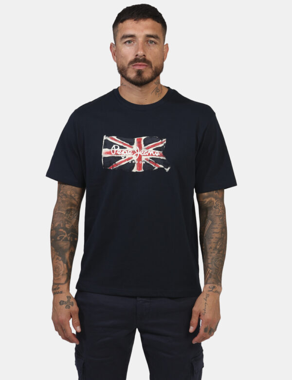 T-shirt Pepe Jeans Blu - T.shirty classica su base blu con logo e iconica Union Jack. La vestibilità è morbida e regolare. L