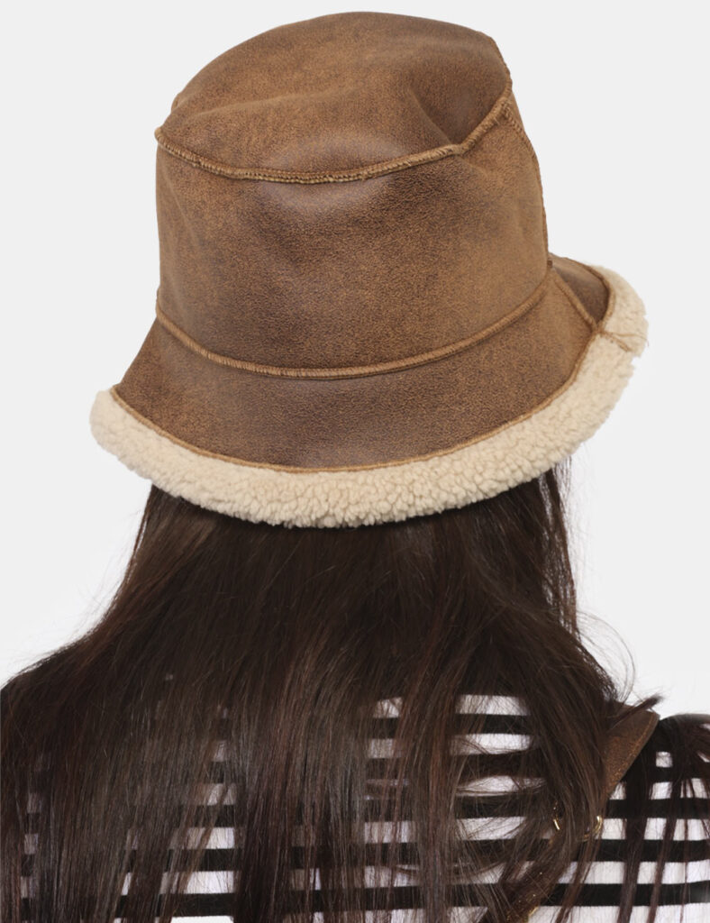 Cappello Concept83 Marrone - Cappello modello alla pescatora con esterno in marrone ed interno in fake fur beige. L'indossat