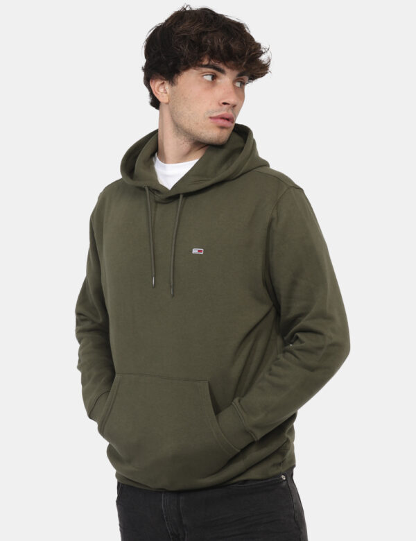 Felpa Tommy Hilfiger Verde - Felpa con cappuccio in total verde militare con patch logo brand. Presente tascone in tinta. La