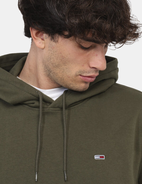 Felpa Tommy Hilfiger Verde - Felpa con cappuccio in total verde militare con patch logo brand. Presente tascone in tinta. La