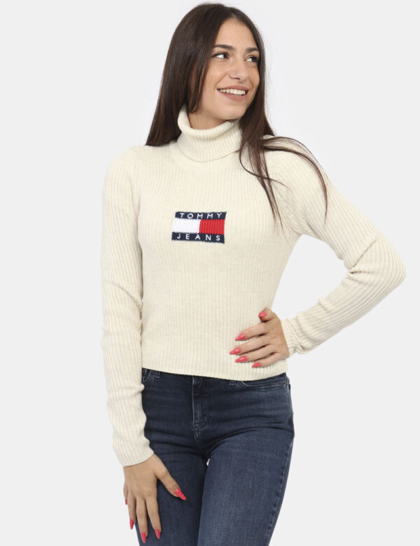 Maglione Tommy Hilfiger Beige - Maglione dolcevita su base beige con stampa in trama logo brand. La vestibilità è morbida e