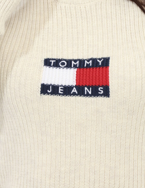 Maglione Tommy Hilfiger Beige - Maglione dolcevita su base beige con stampa in trama logo brand. La vestibilità è morbida e