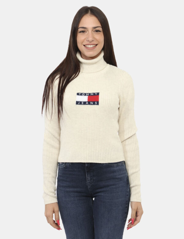 Maglione Tommy Hilfiger Beige - Maglione dolcevita su base beige con stampa in trama logo brand. La vestibilità è morbida e