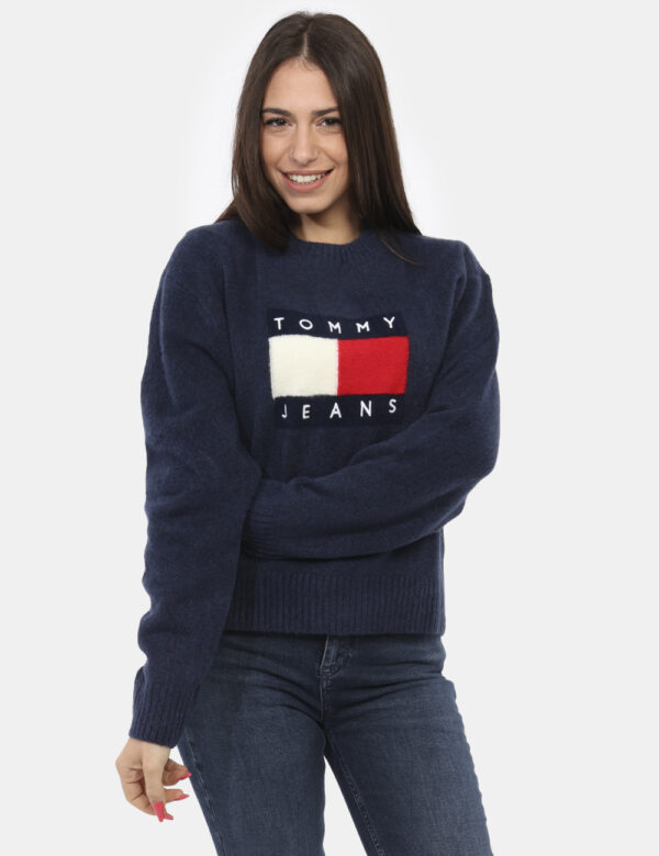 Maglione Tommy Hilfiger Blu - Maglione invernale con girocollo classico su base blu con stampa logo brand. La vestibilità è