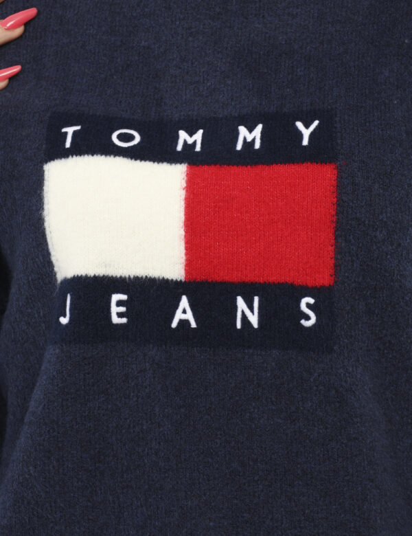 Maglione Tommy Hilfiger Blu - Maglione invernale con girocollo classico su base blu con stampa logo brand. La vestibilità è