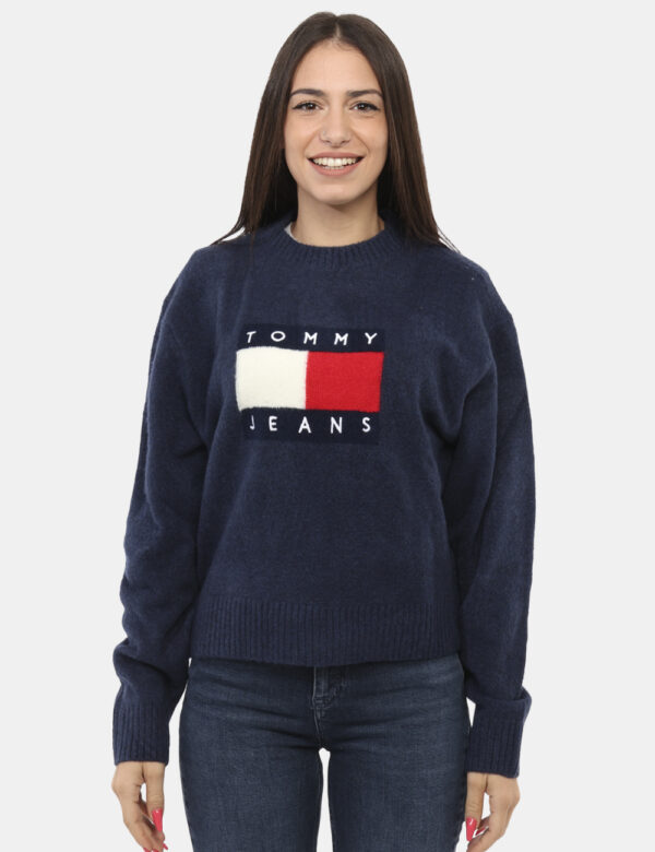 Maglione Tommy Hilfiger Blu - Maglione invernale con girocollo classico su base blu con stampa logo brand. La vestibilità è