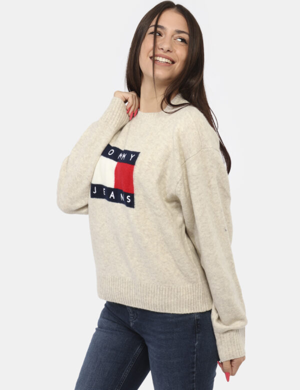 Maglione Tommy Hilfiger Beige - Maglione invernale con girocollo classico su base beige con stampa logo brand. La vestibilit