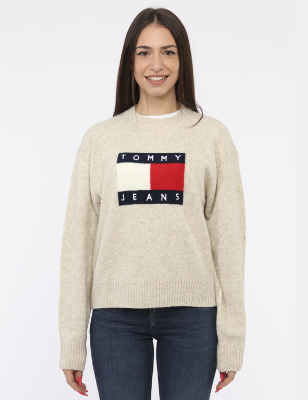 Maglione Tommy Hilfiger Beige - Maglione invernale con girocollo classico su base beige con stampa logo brand. La vestibilit