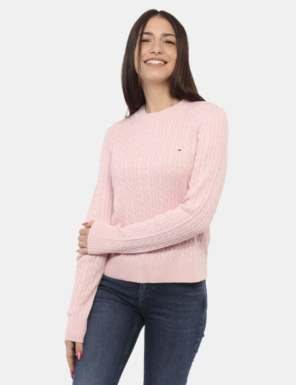 Maglione Tommy Hilfiger Rosa - Maglione in total rosa con trama intrecciata. La vestibilità è morbida e regolare. Il maglion