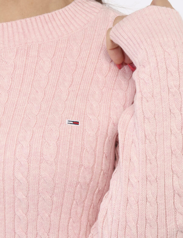 Maglione Tommy Hilfiger Rosa - Maglione in total rosa con trama intrecciata. La vestibilità è morbida e regolare. Il maglion