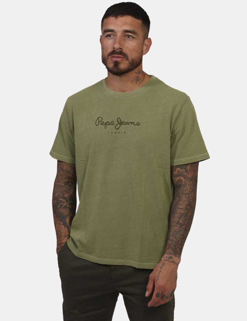 T-shirt Pepe Jeans Verde - T-shirt classica su base verde militare con logo brand ricamato in tono su tono. La vestibilità è