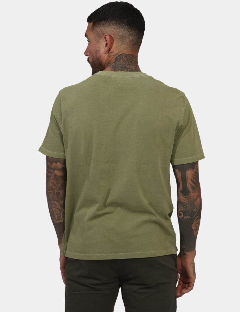 T-shirt Pepe Jeans Verde - T-shirt classica su base verde militare con logo brand ricamato in tono su tono. La vestibilità è