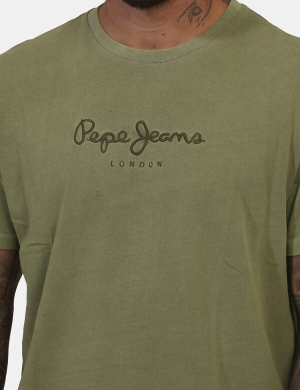 T-shirt Pepe Jeans Verde - T-shirt classica su base verde militare con logo brand ricamato in tono su tono. La vestibilità è