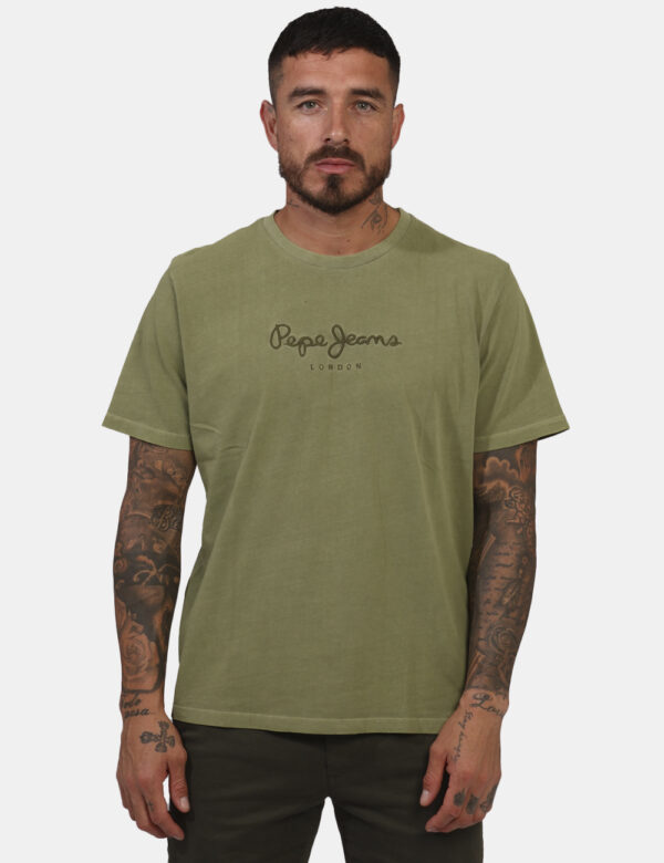 T-shirt Pepe Jeans Verde - T-shirt classica su base verde militare con logo brand ricamato in tono su tono. La vestibilità è