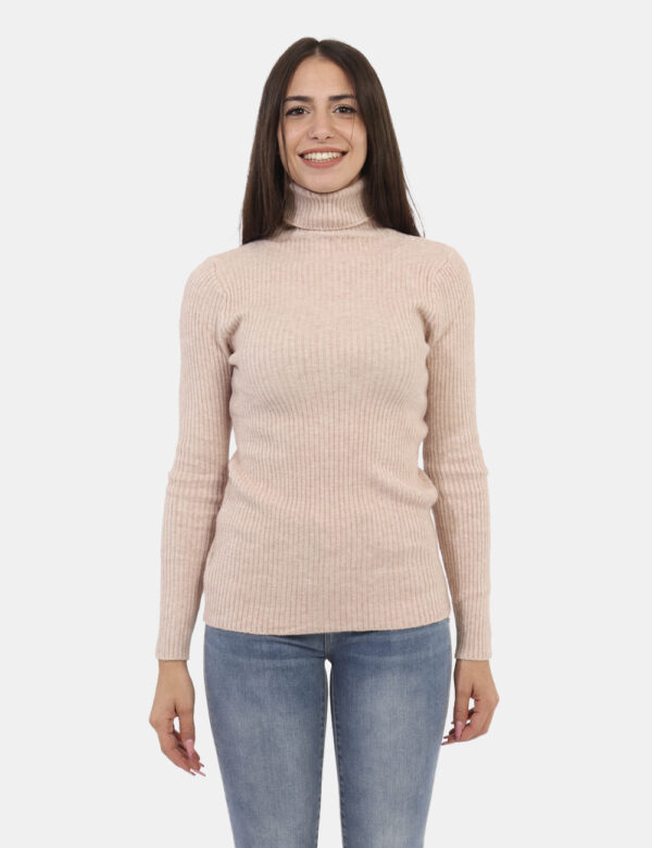 Maglione Ake Beige - Maglione dolcevita a costina in total beige. La vestibilità è morbida e regolare. Il maglione è adatto