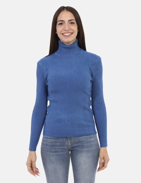 Maglione Ake Azzurro - Maglione dolcevita a costina in total azzurro cielo. La vestibilità è morbida e regolare. Il maglione