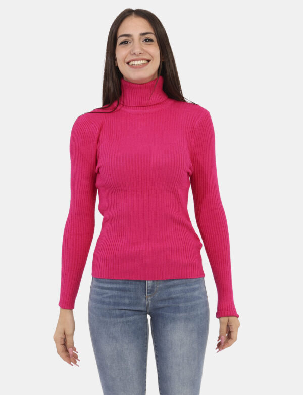 Maglione Ake Fucsia - Maglione dolcevita a costina in total fucsia. La vestibilità è morbida e regolare. Il maglione è adatt